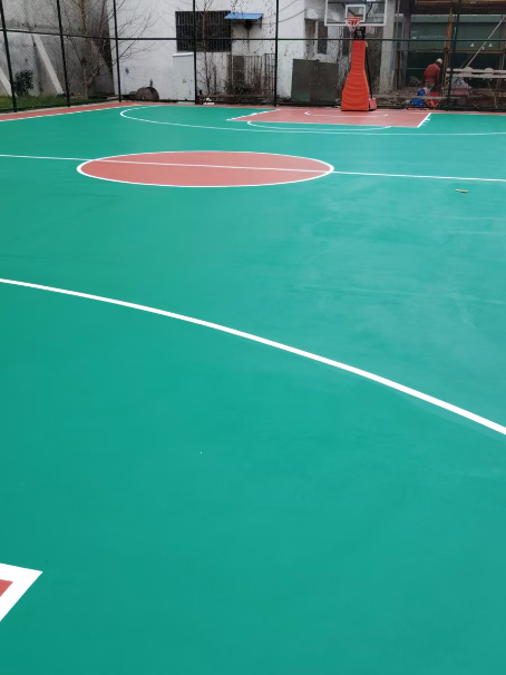 浑江 球场长期使用易出现地面开裂